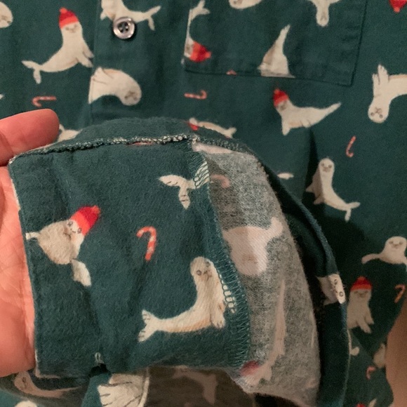 Christmas seal 🦭 pajama top long sleeved seals w hats candy canes used & cute - Picture 5 of 17